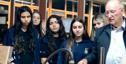 Visita de jovens estudantes na Dimel